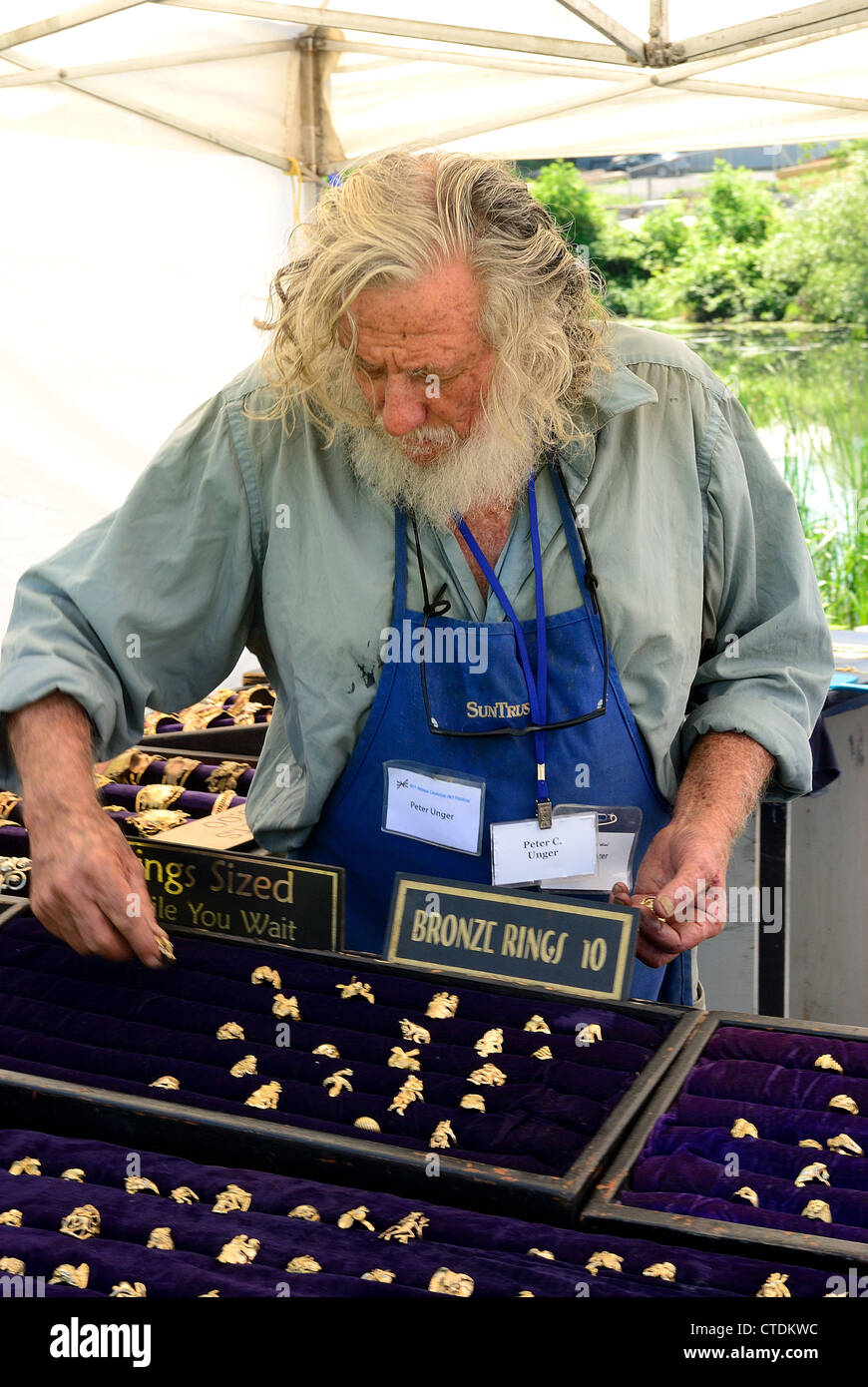 Artesano mostrar su joyería de latón en el festival de arte. Foto de stock