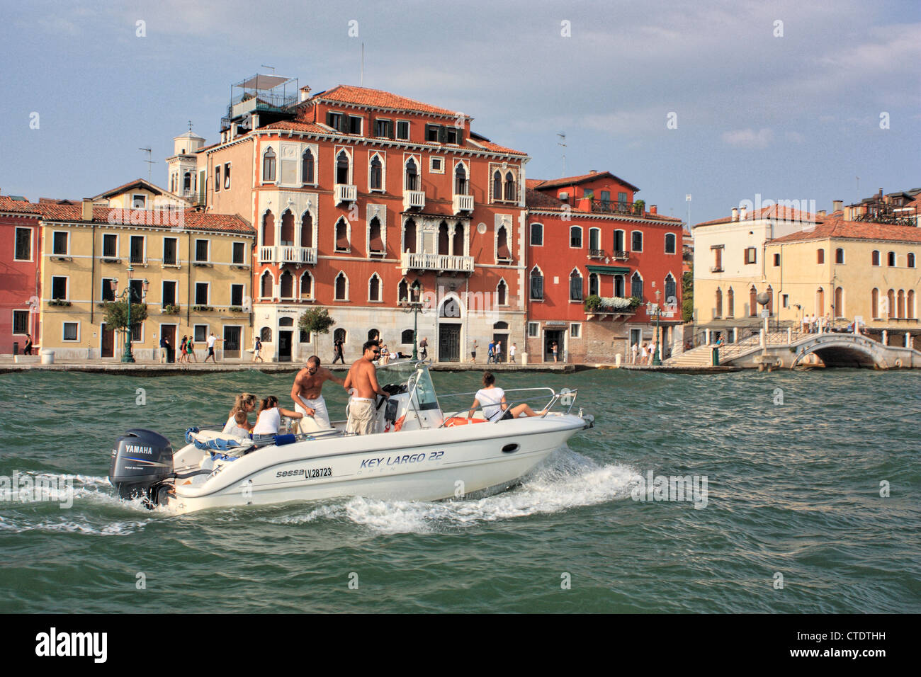 Barco de motor en la parte delantera de la Fondamenta delle Zattere, Dorsoduro, en Venecia, Italia Foto de stock