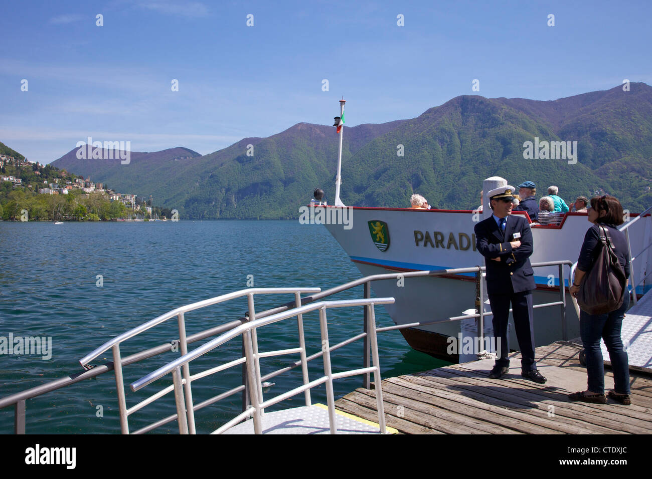 Embarcación de recreo en el sol, la ciudad de Lugano, el lago de Lugano, Ticino, Suiza, Europa Foto de stock