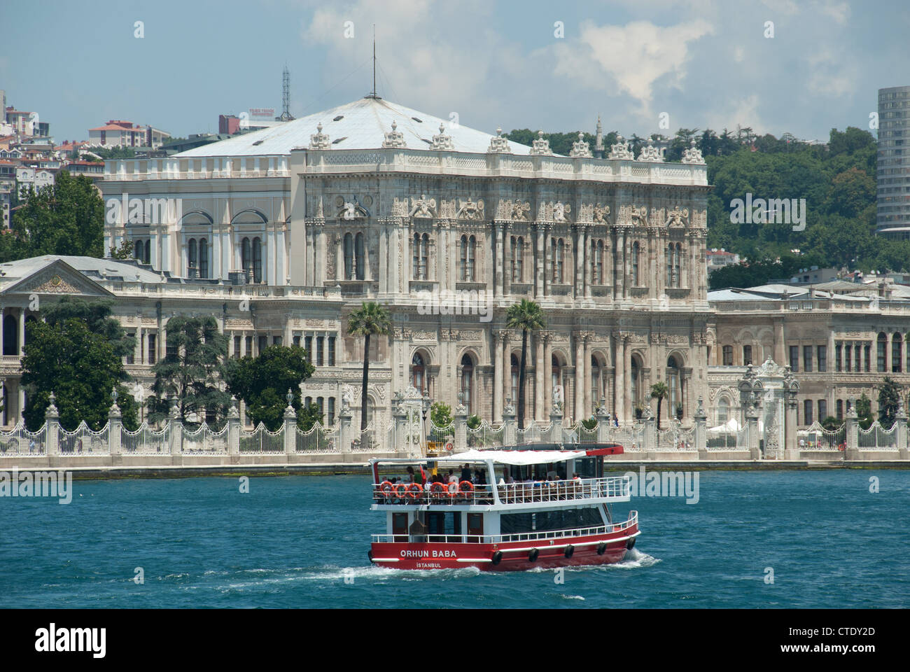Estambul, Turquía. Un barco pasa Palacio Dolmabahce en Besiktas distrito en la orilla europea del Bósforo. 2012. Foto de stock