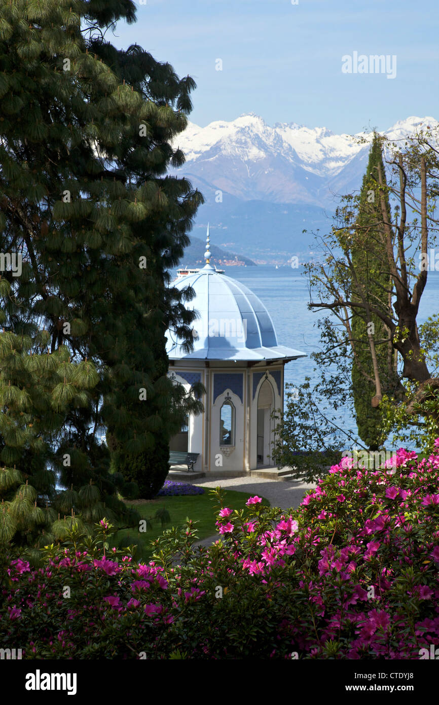 Clásica del templo de estilo morisco, los jardines de Villa Melzi, Bellagio, Lago de Como, Italia, Europa Foto de stock