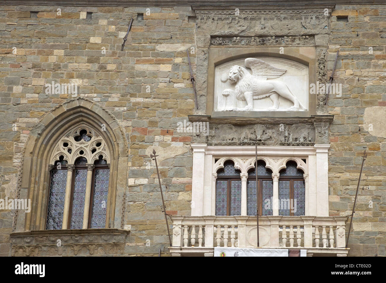 Venetian león alado de San Marcos, el Palazzo della Ragione, siglo XII, Piazza Vecchia, la ciudad alta, Bérgamo, Lombardía, Italia Foto de stock