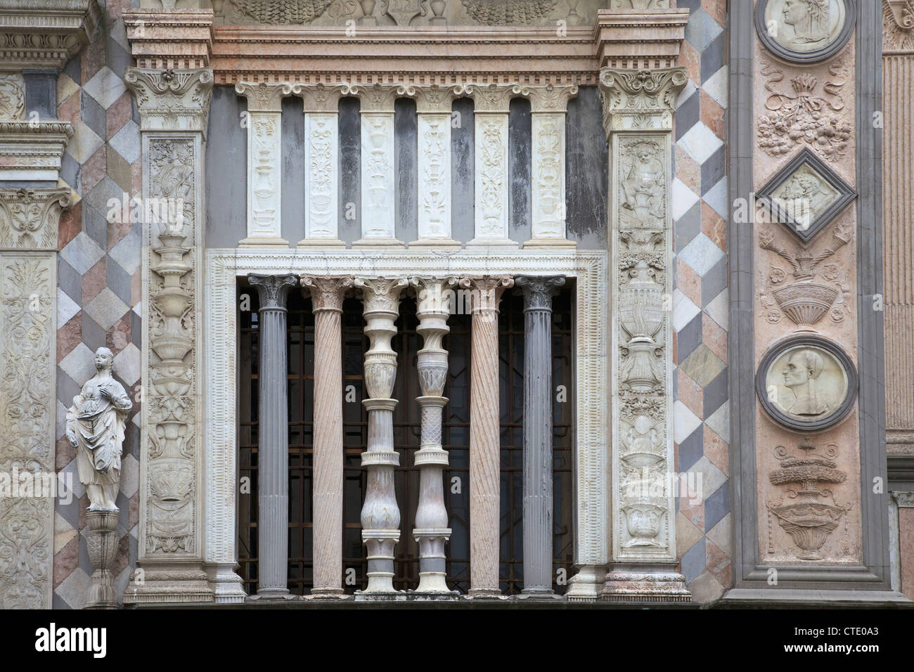 Ornamentadas columnas en el exterior de la Cappella Colleoni,1740, la ciudad alta, Bérgamo, Lombardía, Italia, Europa Foto de stock