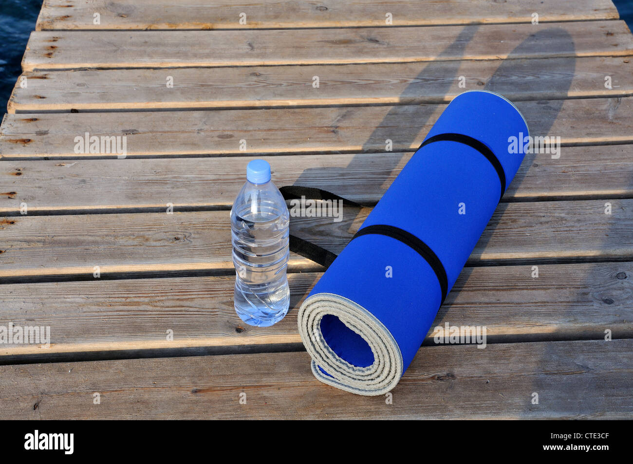 Esterilla de yoga y botella de agua Foto de stock
