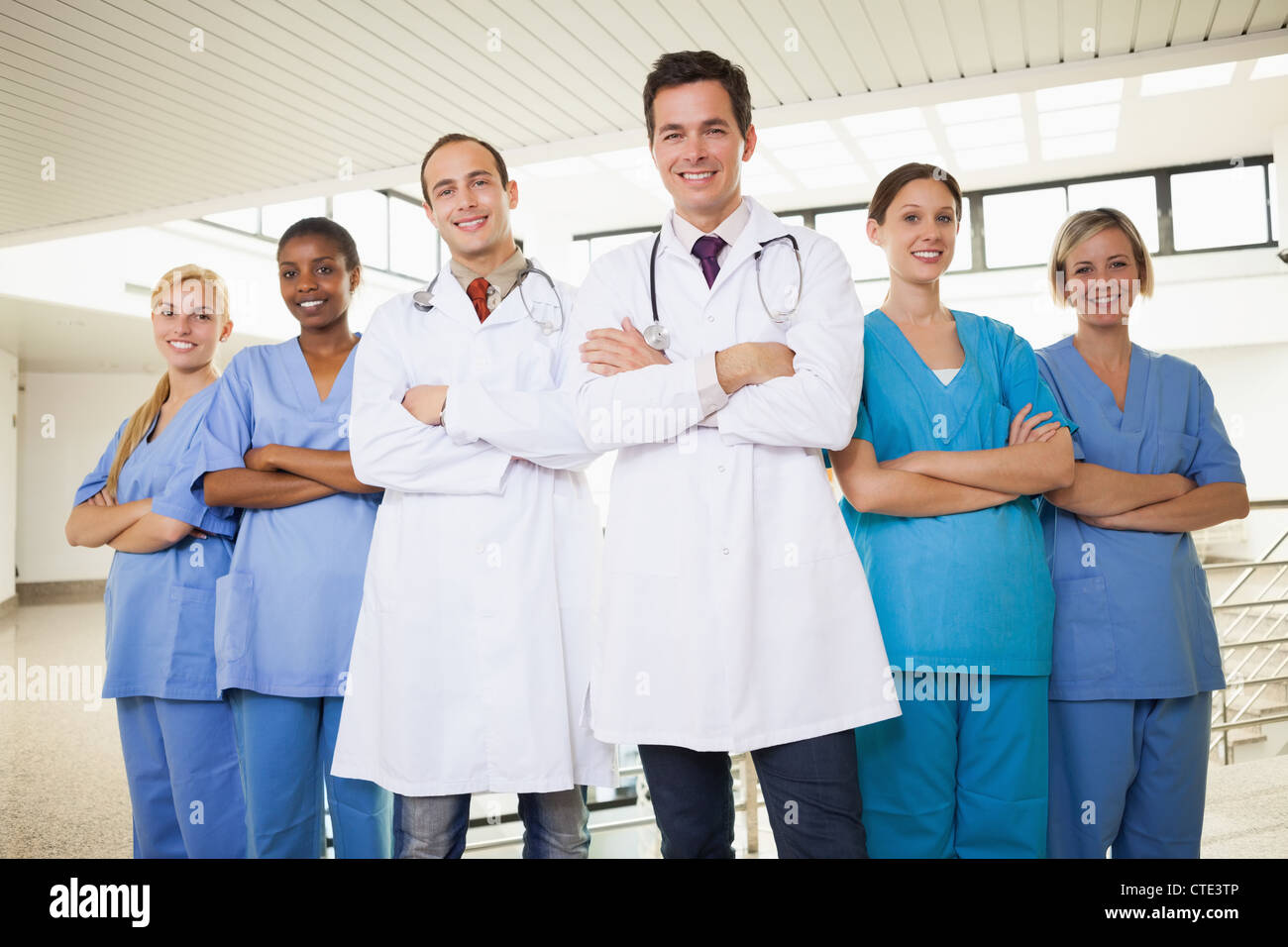 Los médicos con las enfermeras, con los brazos cruzados Foto de stock