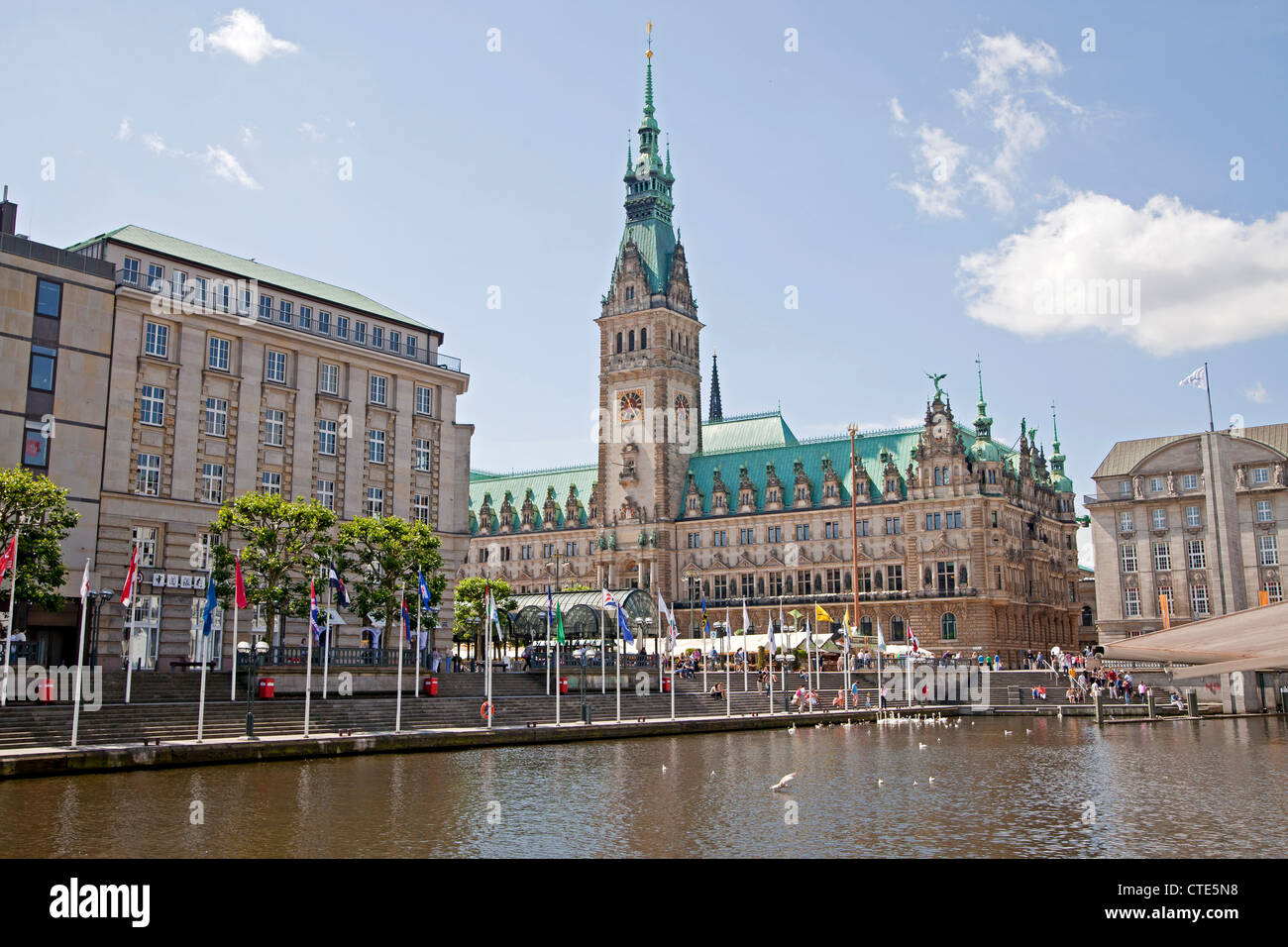 Poco Alster y del Ayuntamiento de Hamburgo, la Ciudad Libre y Hanseática de Hamburgo, Alemania, Europa Foto de stock