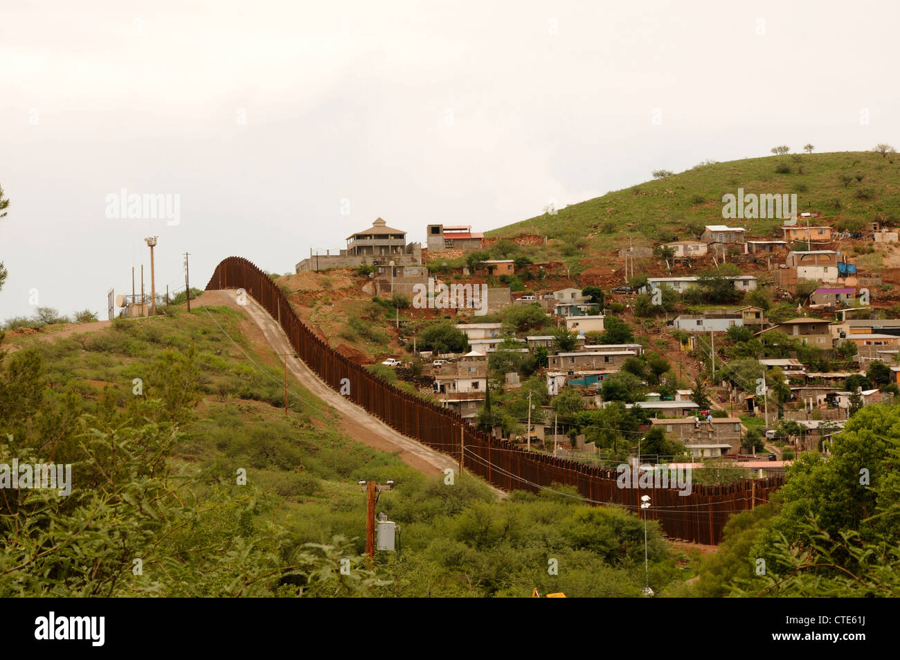 La frontera muro divide la ciudad de Nogales, Arizona, EE.UU., (a la