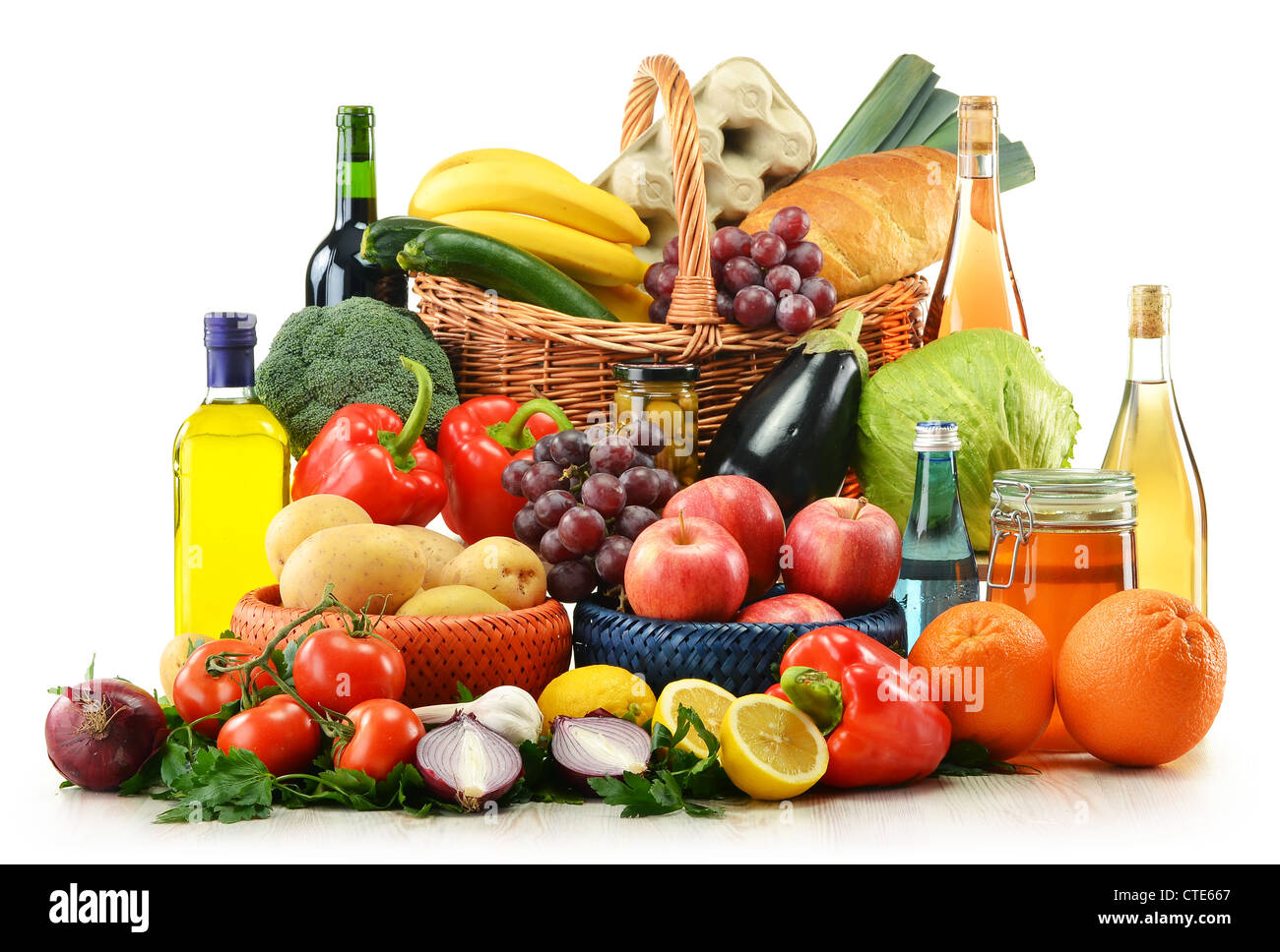 Composición con canasta de comestibles y aislado en blanco. Verduras, frutas,  vino y pan Fotografía de stock - Alamy