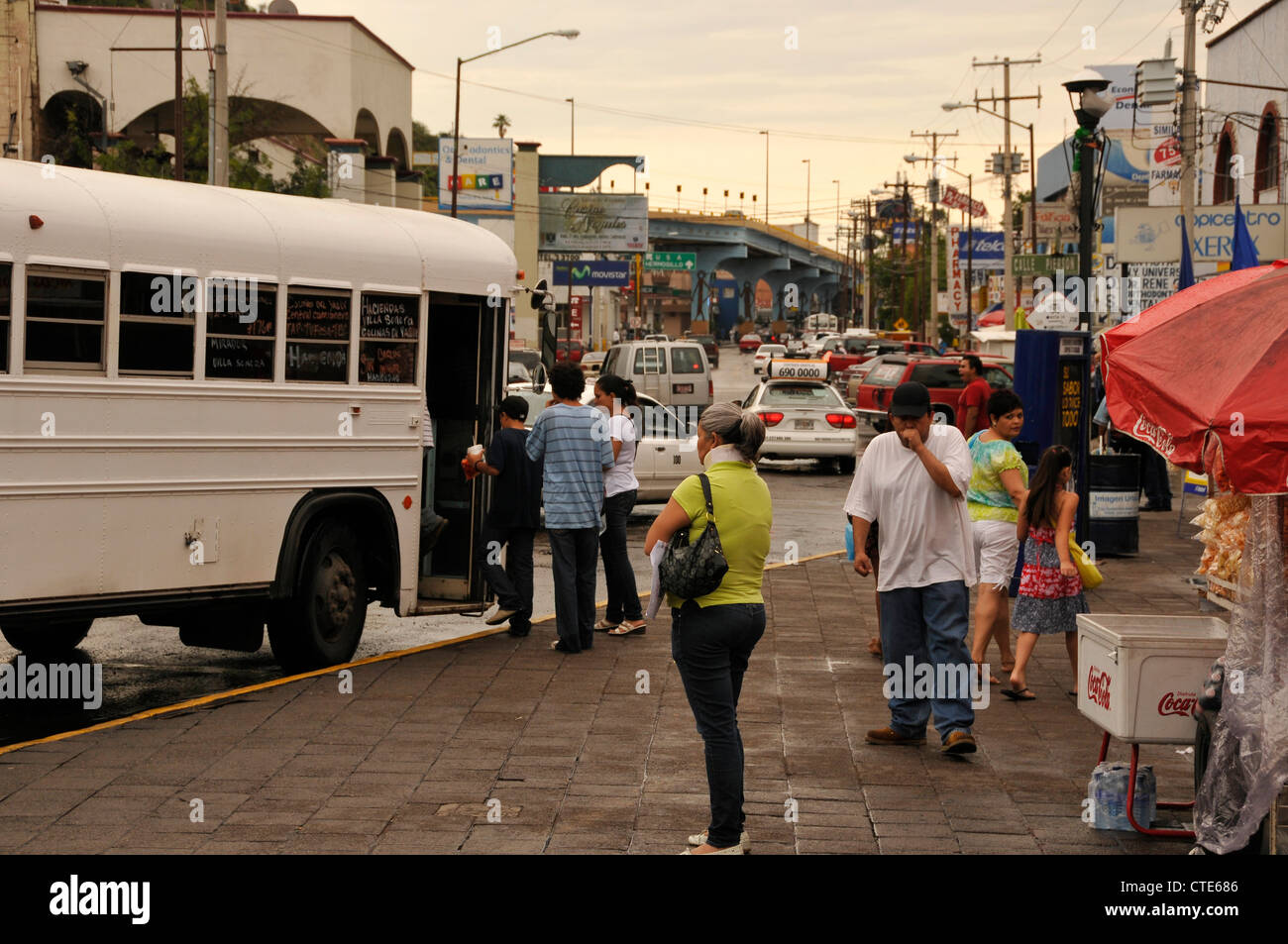 Las personas tienden a negocios en Nogales, Sonora, México, situado al