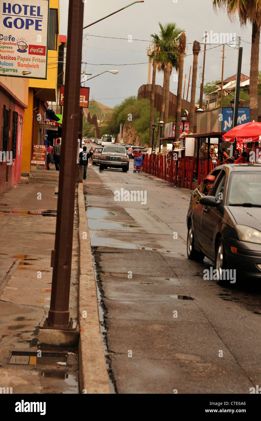 La línea de negocios de una calle en la ciudad de Nogales, Sonora