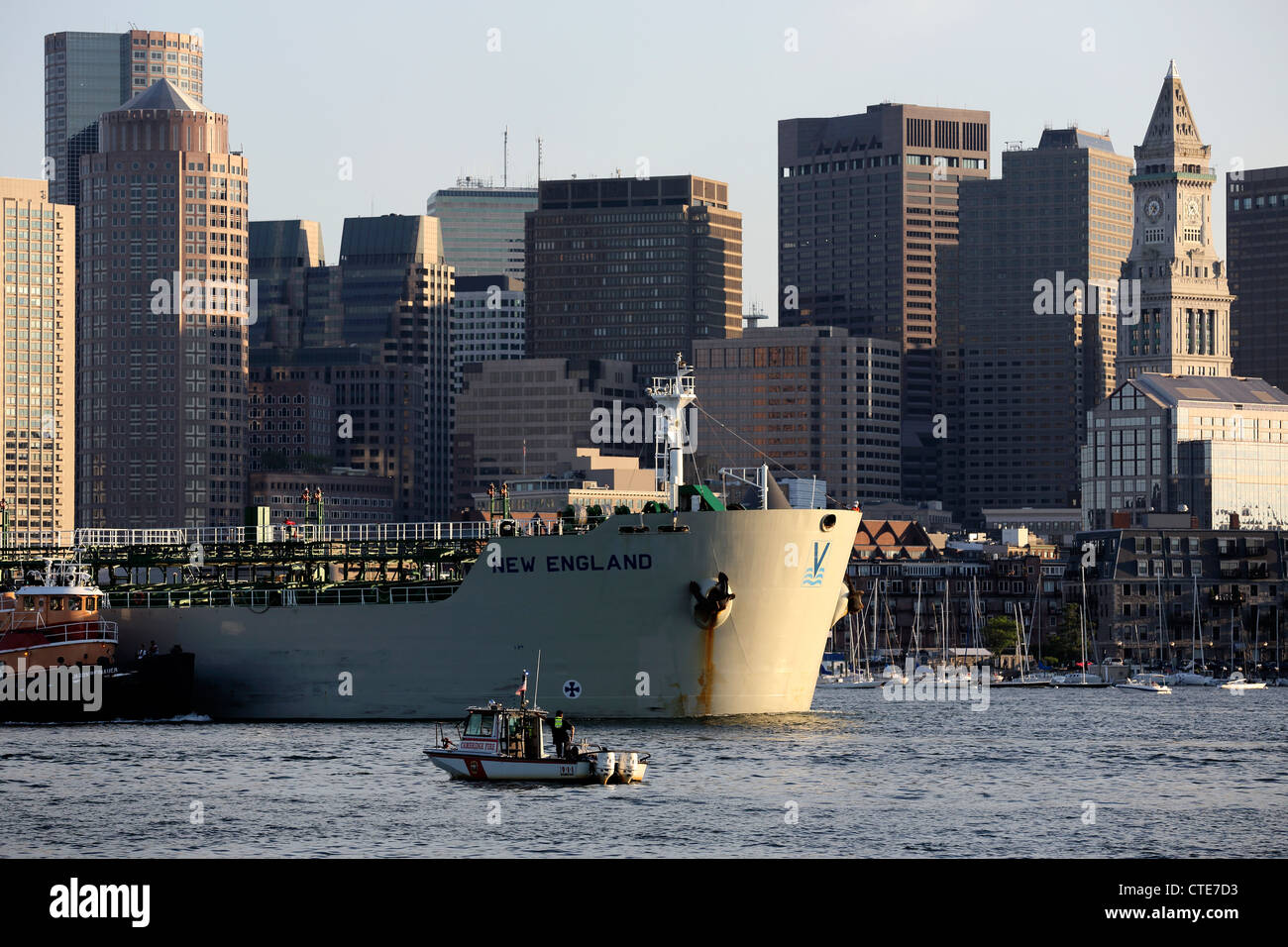 Un petrolero en el puerto de Boston se mueve más allá del horizonte de Boston Downtown Foto de stock