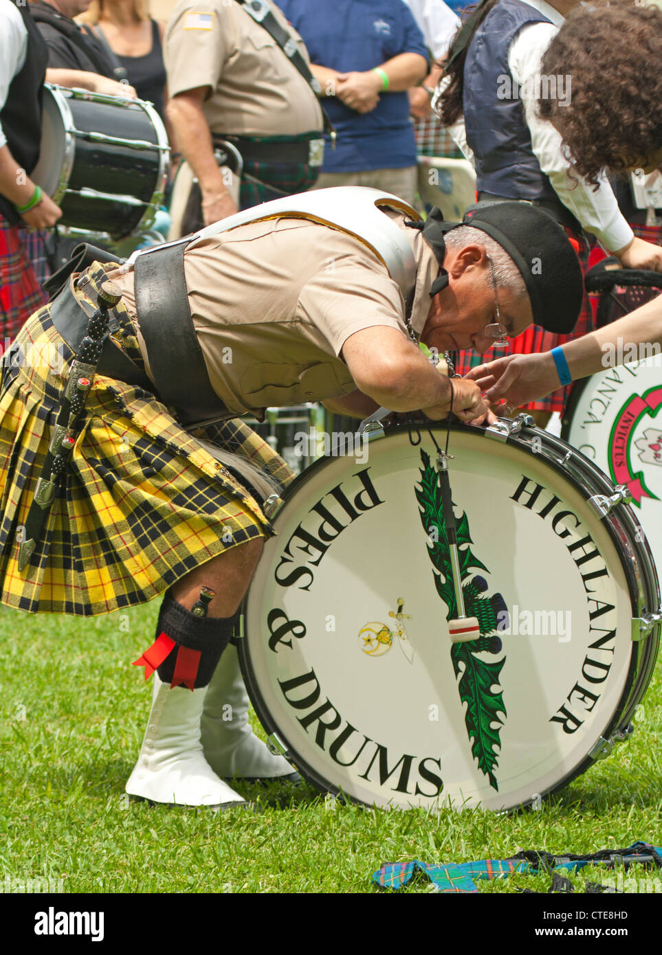 El baterista ajusta su tambor en el Scottish Highland Festival, Blairsville Georgia EE.UU. Foto de stock