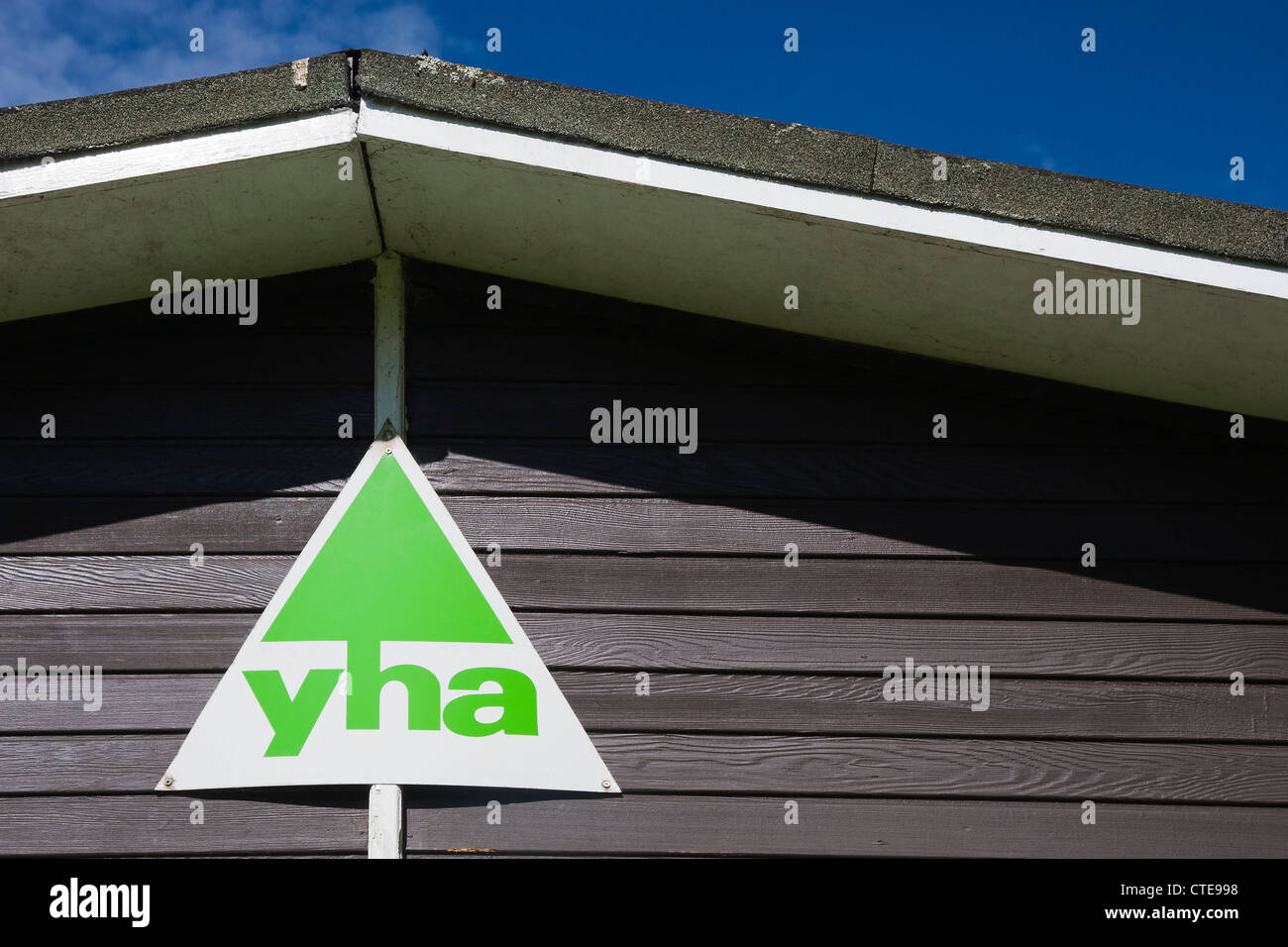Asociación de Albergues Juveniles (YHA) signo, embrolla el agujero de albergue juvenil, Robin Hoods Bay, Yorkshire, Inglaterra, Reino Unido. Foto de stock