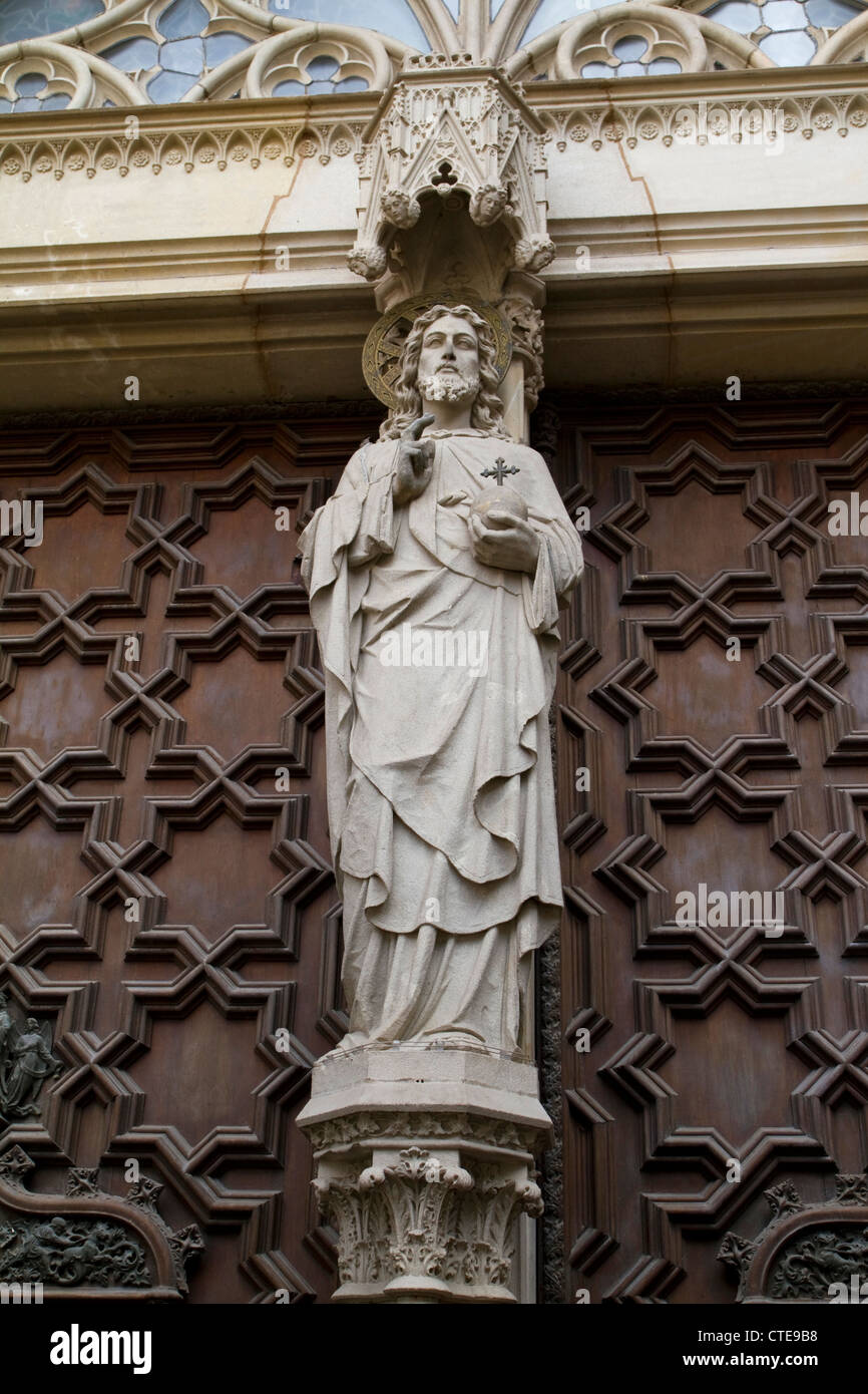 Cristo la escultura de piedra de las puertas de la Catedral de Barcelona  que data del 1400s Fotografía de stock - Alamy
