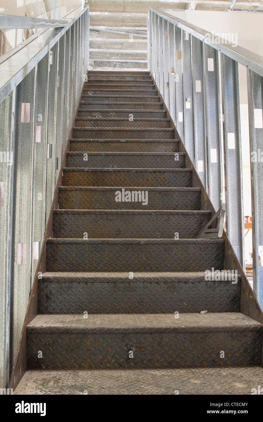 Construcción de las Escaleras Escalera de acero comercial con montantes de metal Foto de stock