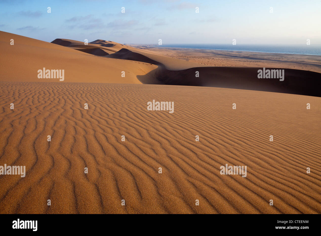 Las dunas de arena del desierto de Namib, Long Beach, en Swakopmund, Namibia Foto de stock