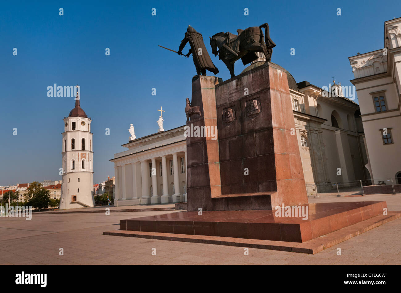 El Gran Duque Gediminas estatua campanario de la Catedral y la Plaza de la Catedral de Vilnius Lituania Foto de stock
