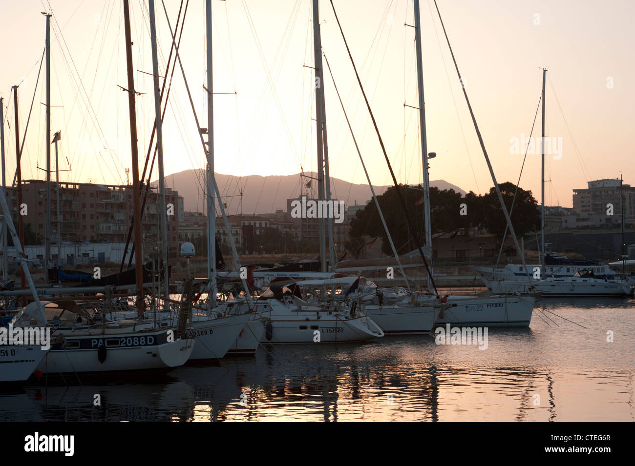 Vistas a La Cala, la marina en Palermo, Sicilia, Italia. Foto de stock