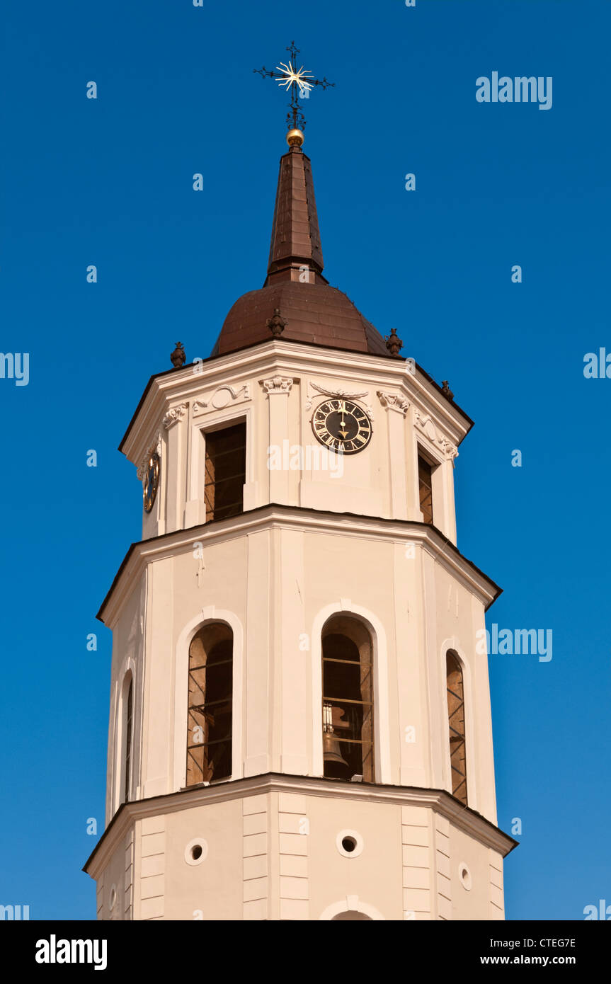 Campanario de la catedral Plaza de la Catedral de Vilnius, Lituania Foto de stock