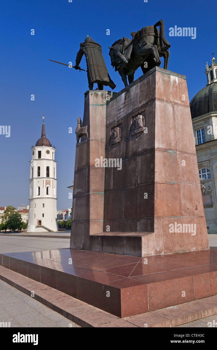 El Gran Duque Gediminas estatua campanario de la Catedral y la Plaza de la Catedral de Vilnius Lituania Foto de stock