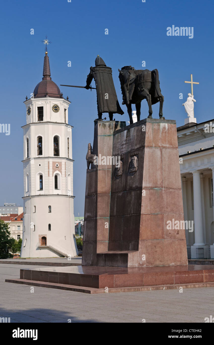 El Gran Duque Gediminas estatua campanario de la Catedral y la Plaza de la Catedral de Vilnius Lituania Foto de stock