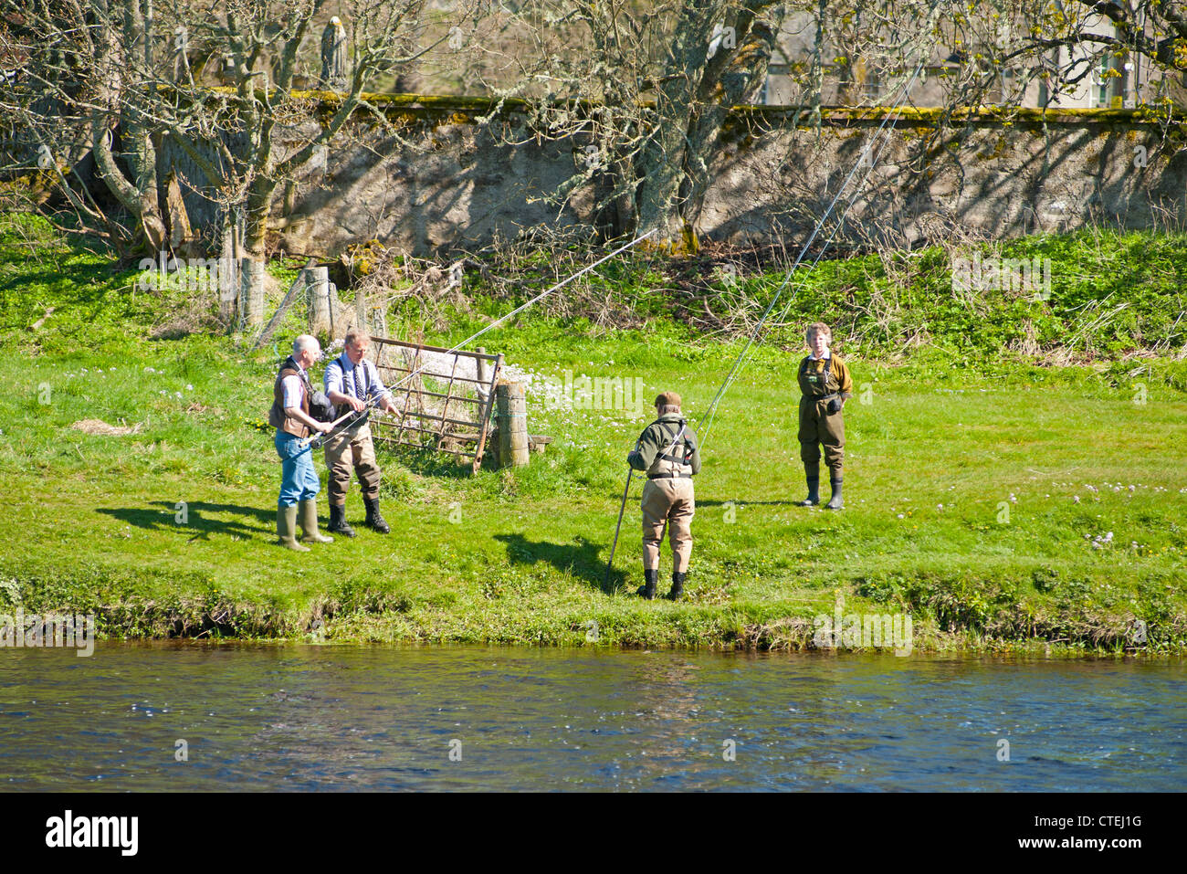 Pescadores de salmones en el Río Spey Escocés en la primavera de Cromdale. Ocs 8234 Foto de stock