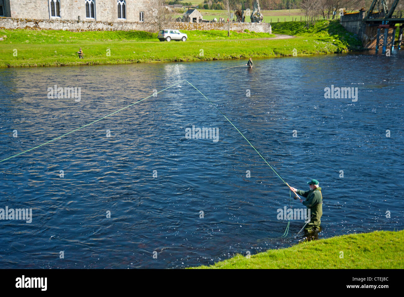 Pescador de salmones en el Río Spey Escocés en la primavera de Cromdale. Ocs 8240 Foto de stock