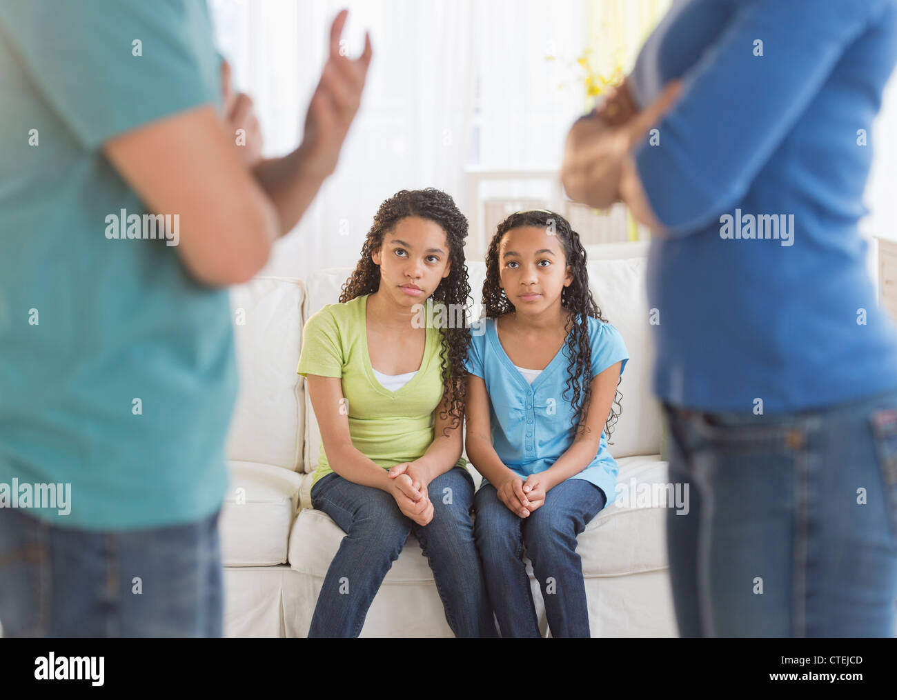 Los Estados Unidos, Nueva Jersey, Jersey City, las peleas de los padres con hijas (10-13) en segundo plano. Foto de stock
