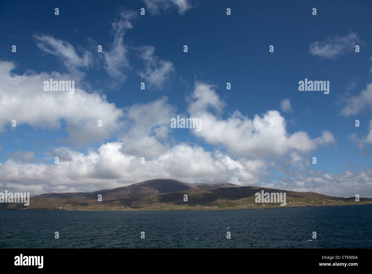 Isla de Harris, Escocia. Vistas pintorescas del sonido de Harris con Roineabhal Hill en el sur de Harris en el fondo. Foto de stock