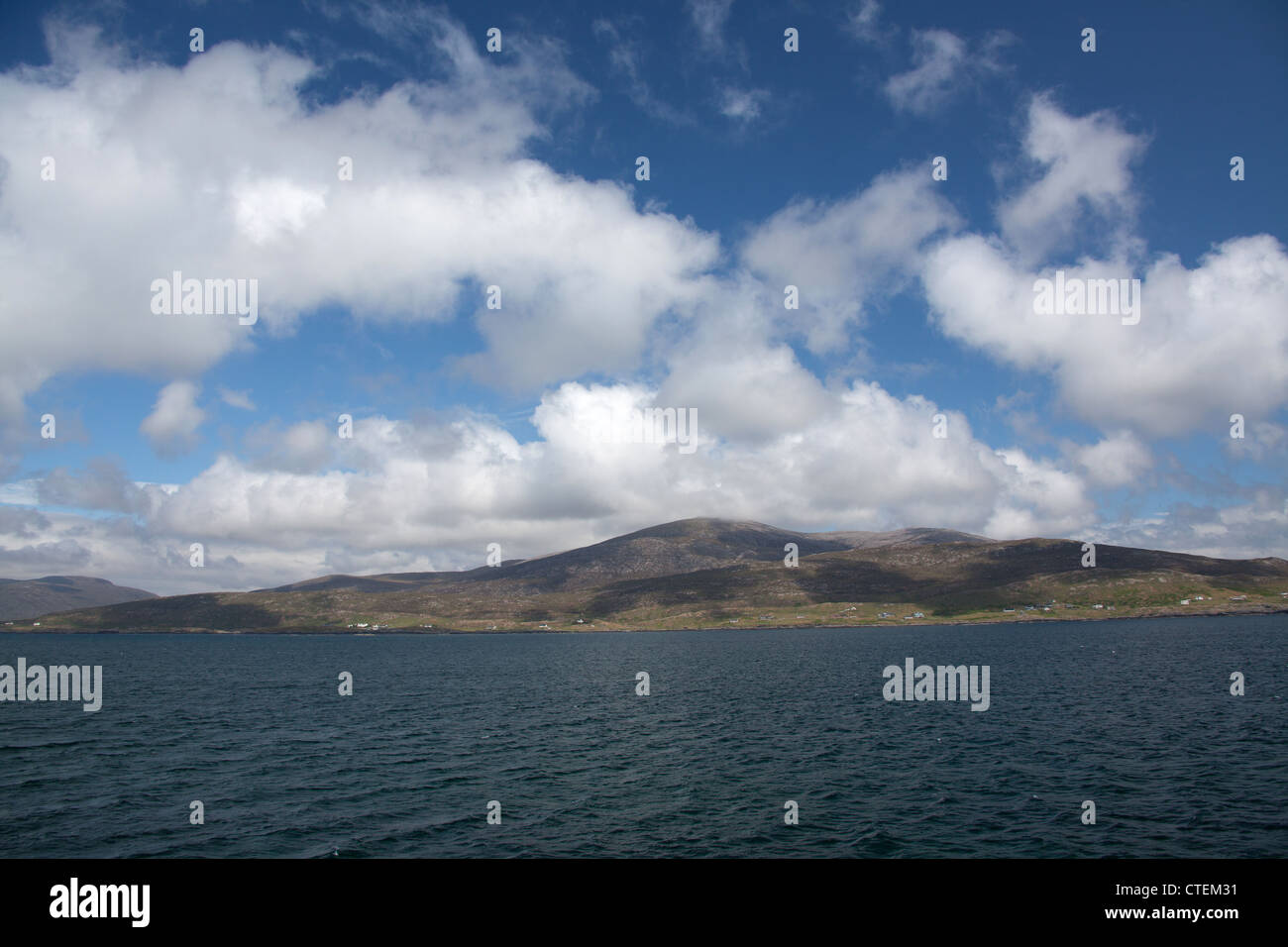 Isla de Harris, Escocia. Vistas pintorescas del sonido de Harris con Roineabhal Hill en el sur de Harris en el fondo. Foto de stock