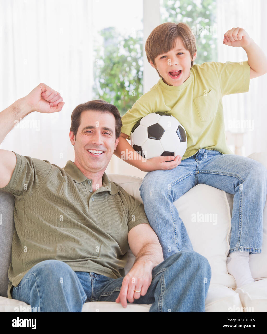 Los Estados Unidos, Nueva Jersey, Jersey City, padre e hijo (10-11 años)  viendo partido de fútbol con emoción Fotografía de stock - Alamy