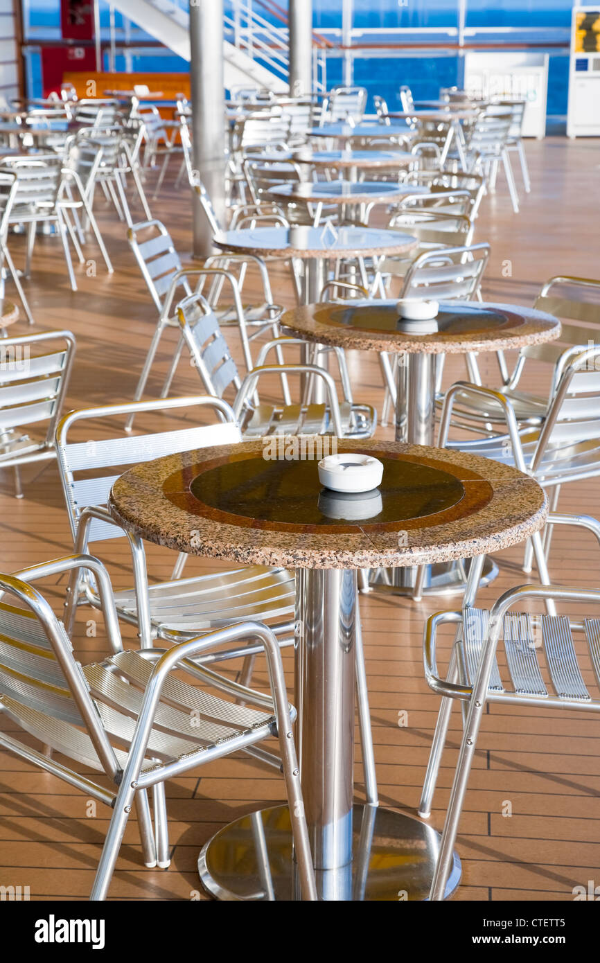 Mesas con ceniceros en el bar al aire libre en popa de crucero Fotografía  de stock - Alamy
