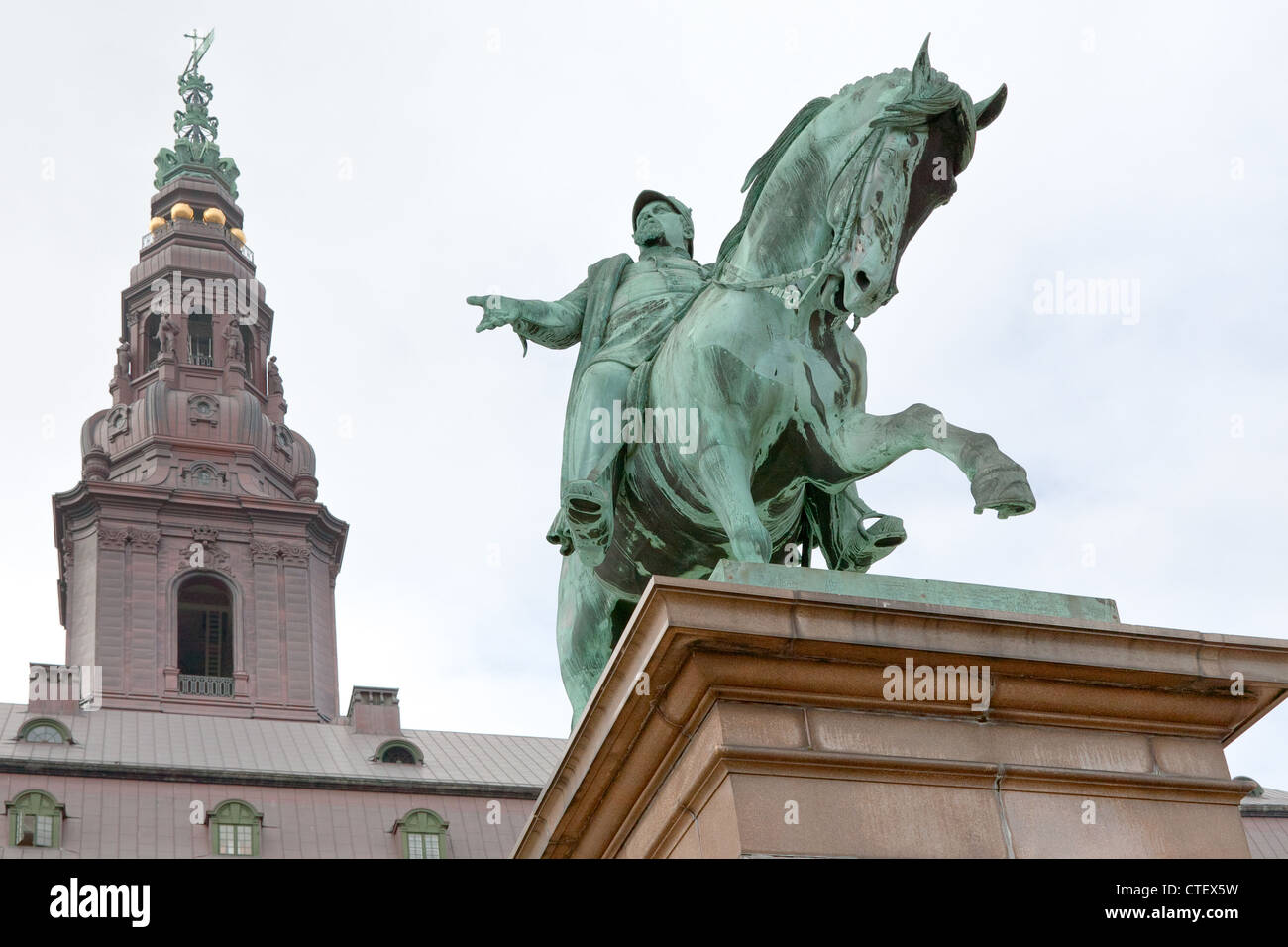 Estatua del rey Frederik en Christiansborg Slotsplads la VII y torre de Christiansborg Palace en Copenhague Foto de stock