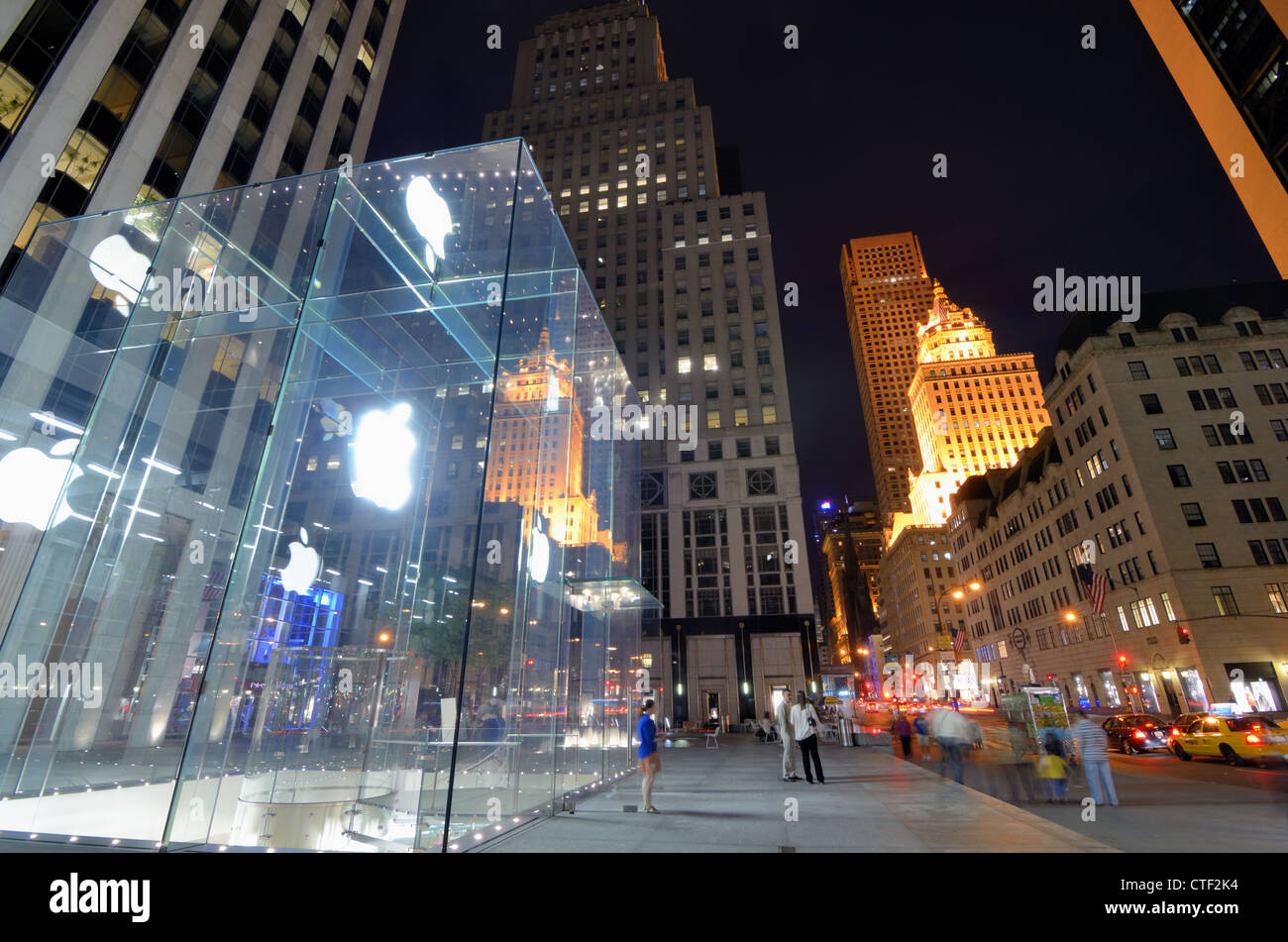 Flagship Store de Apple a lo largo de la Quinta Avenida en Nueva York. Foto de stock