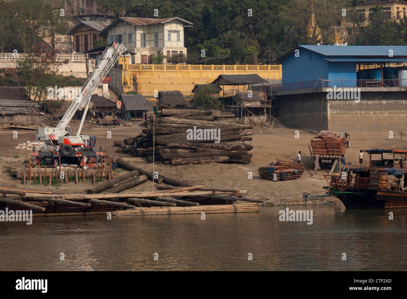 El transporte de troncos sobre el Río Irrawaddy, cerca de Mandalay, Myanmar Foto de stock
