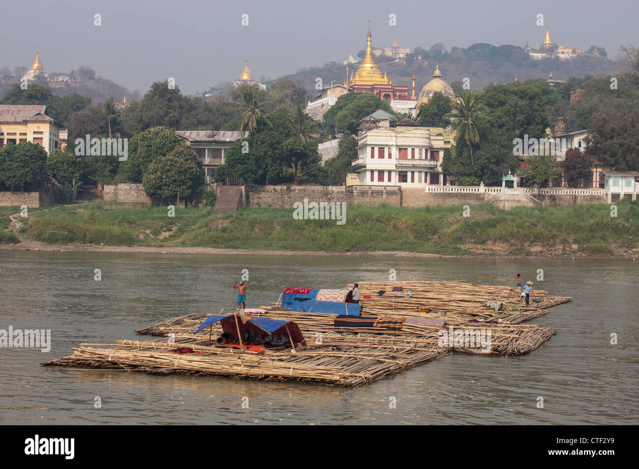 Transporte de bambú sobre el Río Irrawaddy, cerca de Mandalay, Myanmar Foto de stock