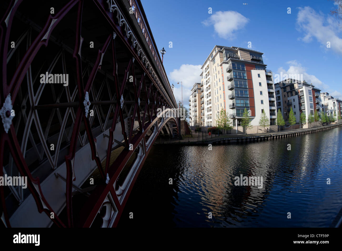 Bloques de apartamentos residenciales en la orilla sur del río Aire entre Crown Point Bridge y Brewery Wharf en Leeds. Foto de stock