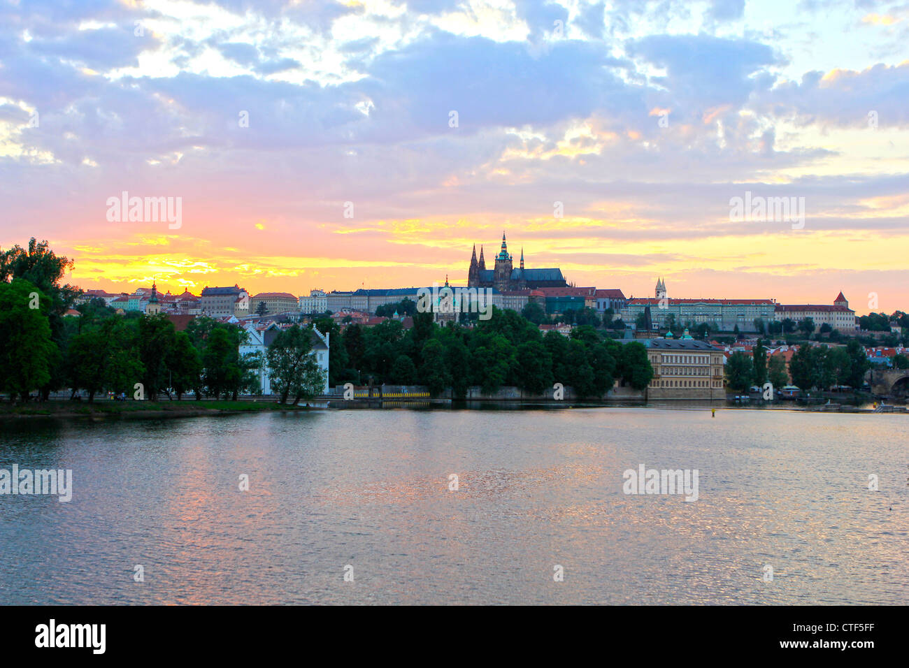 República Checa, Praga, vista del Castillo de Praga y Puente de Carlos Foto de stock