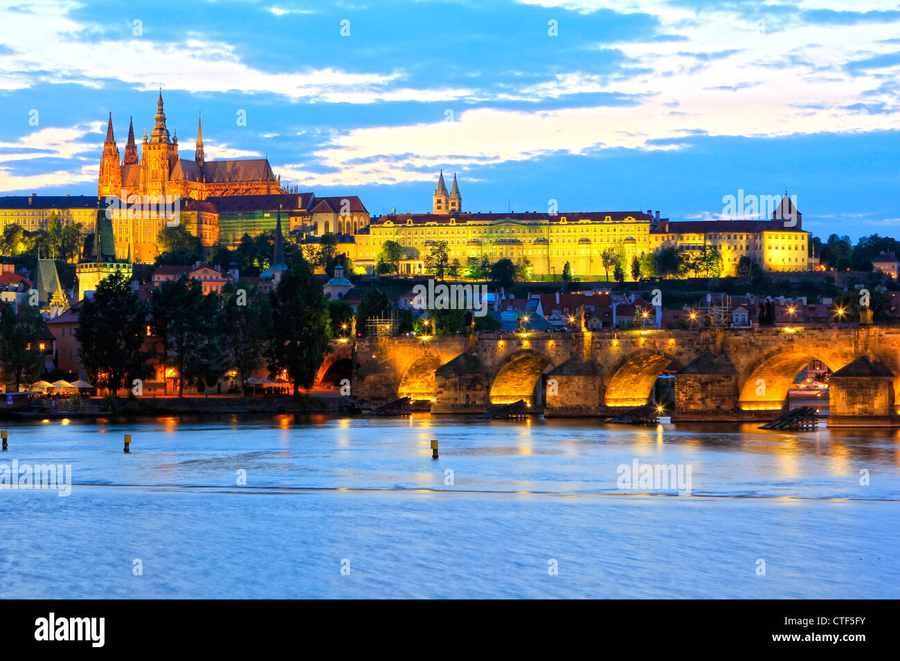 República Checa, Praga, vista del Castillo de Praga y Puente de Carlos Foto de stock