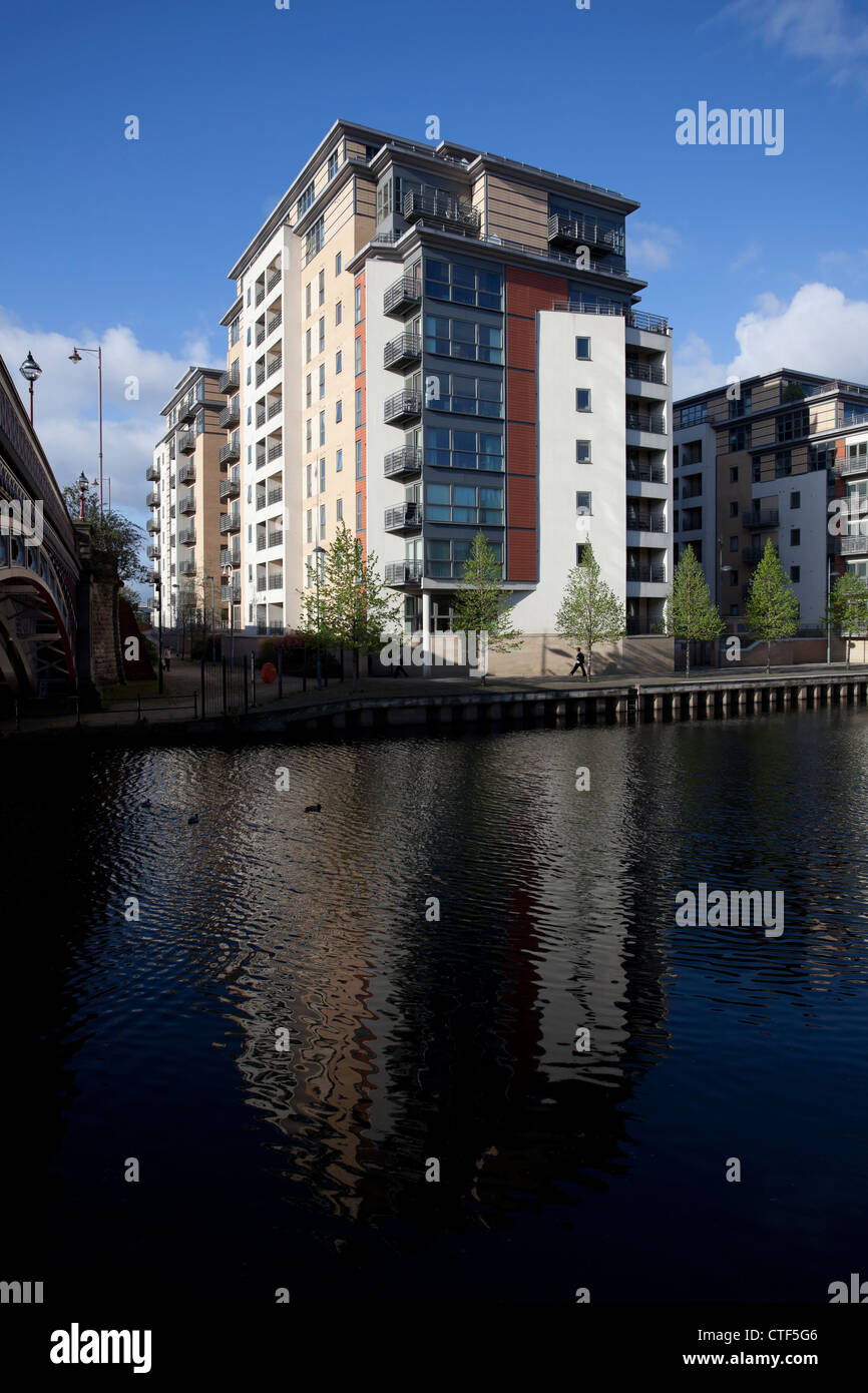 Bloques de apartamentos residenciales en la orilla sur del río Aire entre Crown Point Bridge y Brewery Wharf en Leeds. Foto de stock