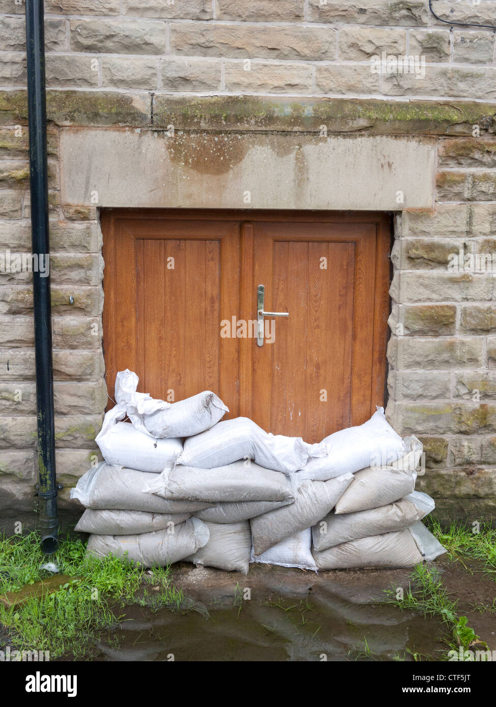 Sacos de arena puso contra la puerta, para evitar las inundaciones, Reino  Unido Fotografía de stock - Alamy