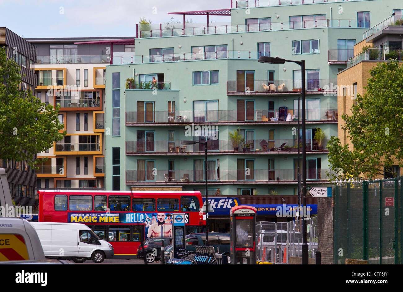 Apartamentos residencial moderno con balcones en Walworth Road, al sur de Londres. La regeneración urbana Foto de stock