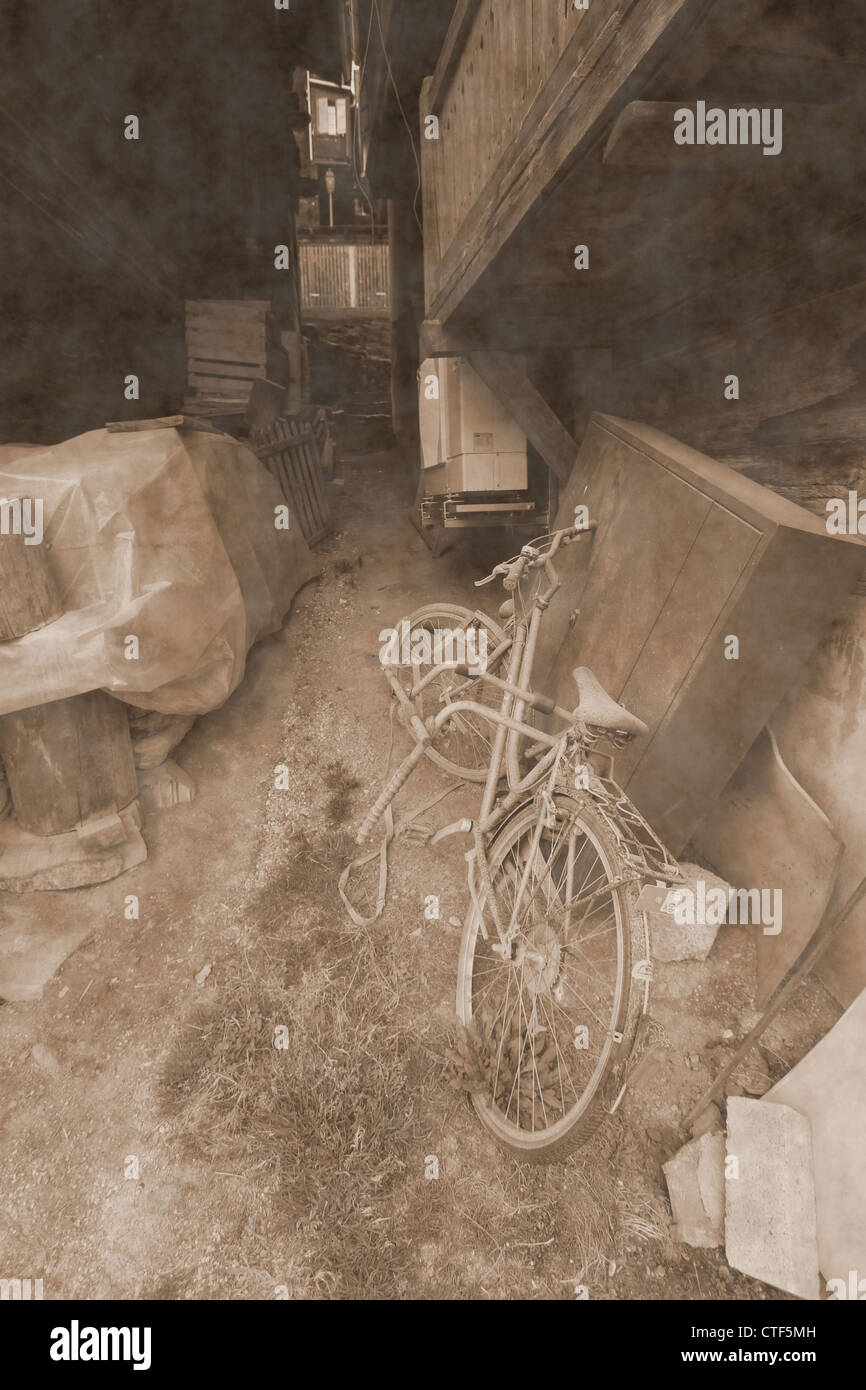 Bicicleta y chalet Casa. Foto en el viejo estilo de imagen. Foto de stock