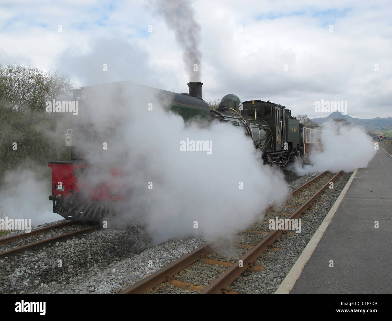 Locomotora de vapor, Welsh Highland Railway, Pont Croesor Estación, Norte de Gales Foto de stock