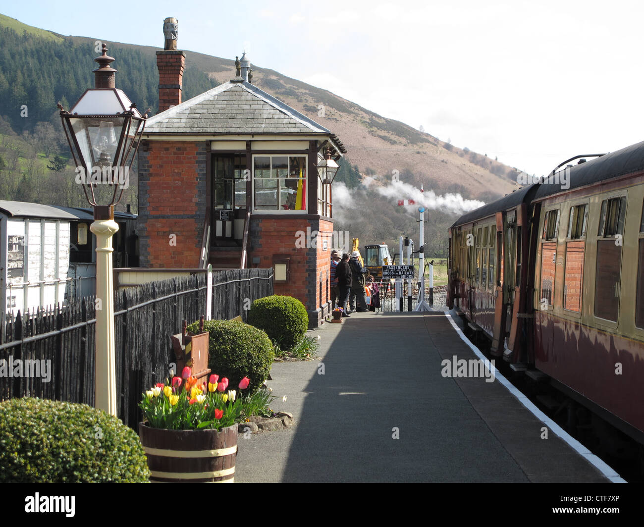 La caja de señales y plataforma, estación Carrog, Llangollen Railway, North Wales Foto de stock