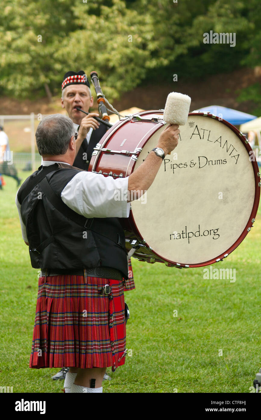 El baterista y piper práctica en Scottish Highland Festival, Blairsville Georgia EE.UU. Foto de stock