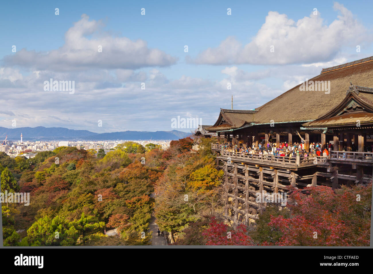 El templo de Kiyomizu-dera en Kyoto es uno de los sitios más visitados de Japón. Foto de stock