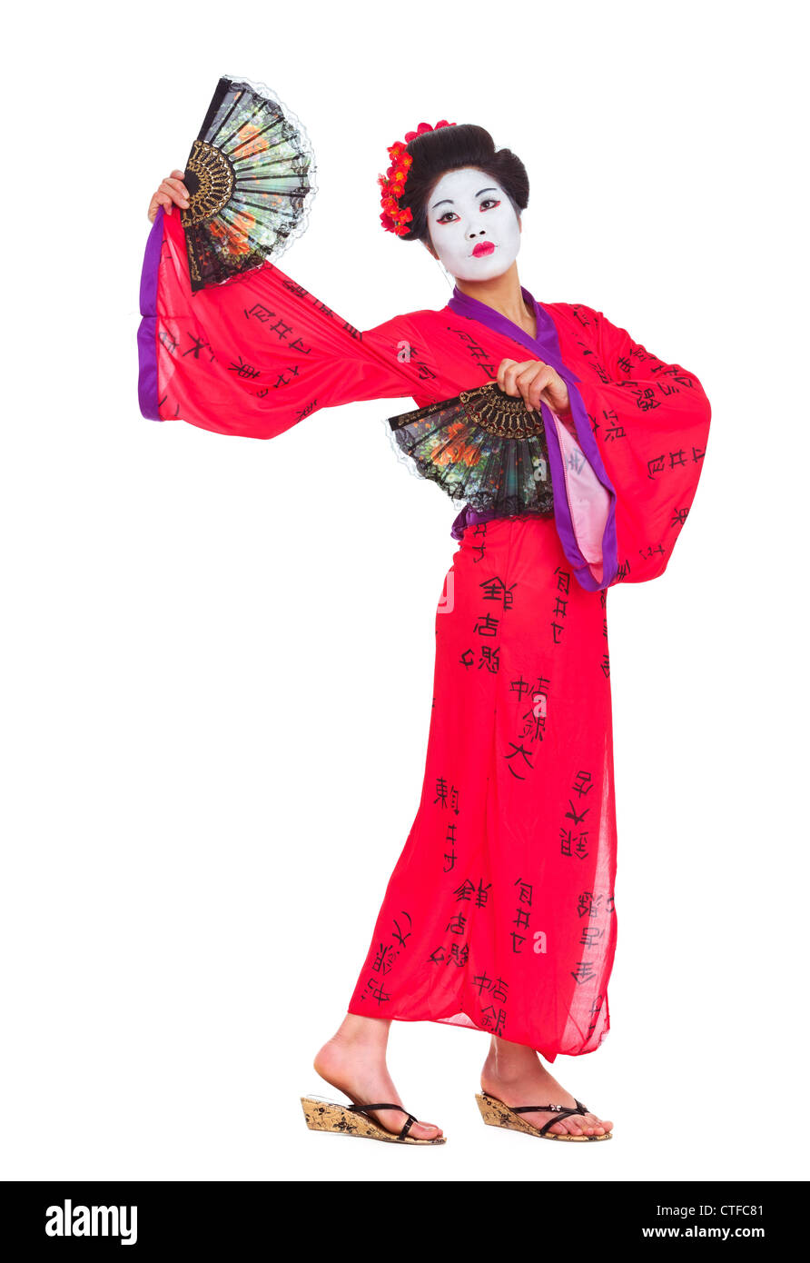 Retrato de longitud completa de geisha bailando con ventiladores aislado en blanco Foto de stock