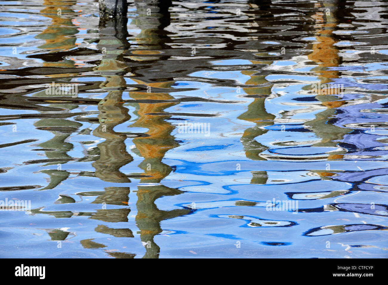 El reflejo en el agua en una marina, Venice, Florida, EE.UU. Foto de stock