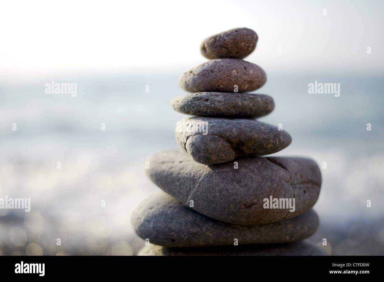 Piedras zen en el mar Foto de stock